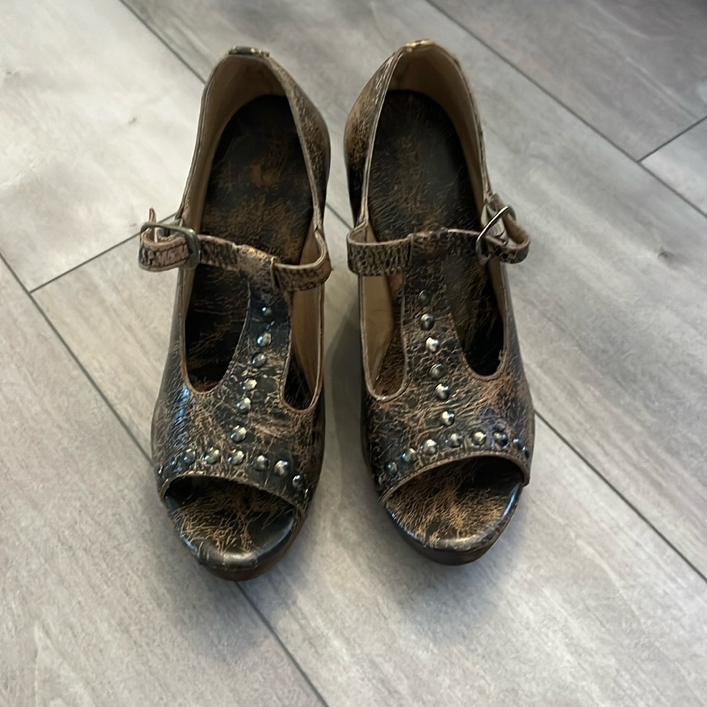 Bed|Stü Calla Leather Wooden Cut-out Wedge Platform Distressed Peep Toe Heels